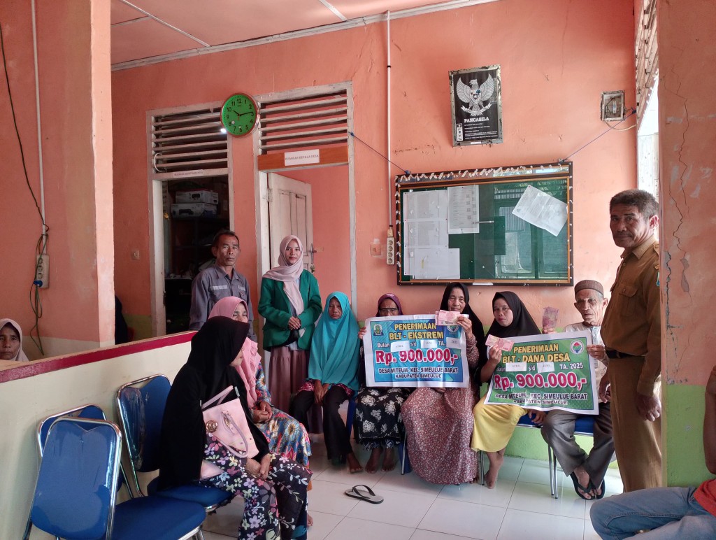 PEMBAGIAN BLT DARI PEMERINTAH DESA MITEUM UNTUK MASYARAKAT DESA MITEUM