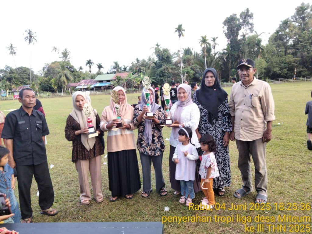 PENYERAHAN HADIAH/TROPY OLEH PAK KEUCIK BAGI PEMENANG LOMBA LIGA DESA MITEUM